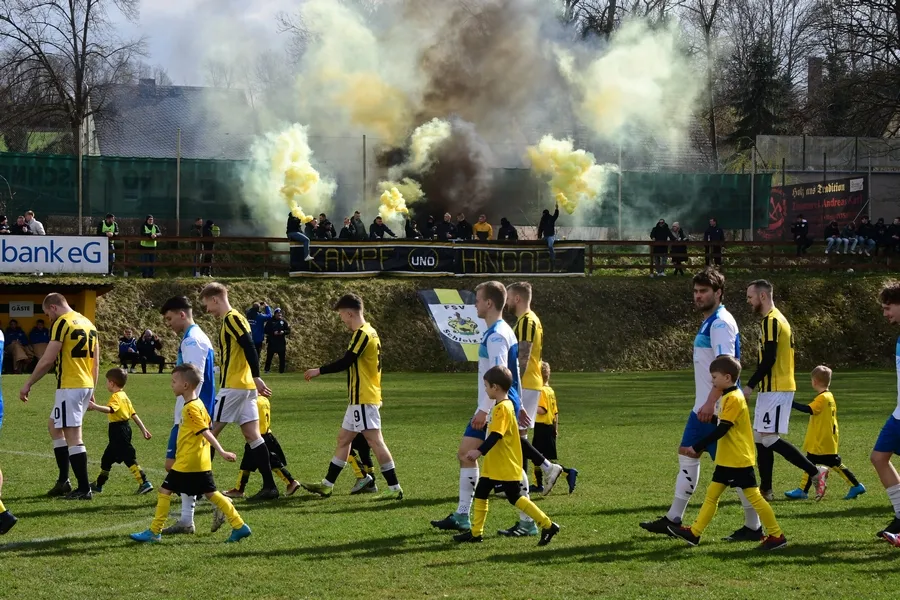 Den Rasen brennen lassen: SOK-Derby-Zeit auf Neustadts ohnehin Roter Erde