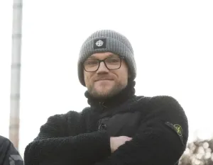 Geflüster vom Fasanengarten: Alexander Stichs Doppelrolle als Edelfan & Helfer