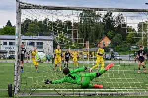 Schleizer D-Junioren schlagen sich ordentlich gegen die C-Juniorinnen des FCC